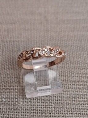 Gold Tone Leaf-Pattern Crystal Band Ring Size 6.5
